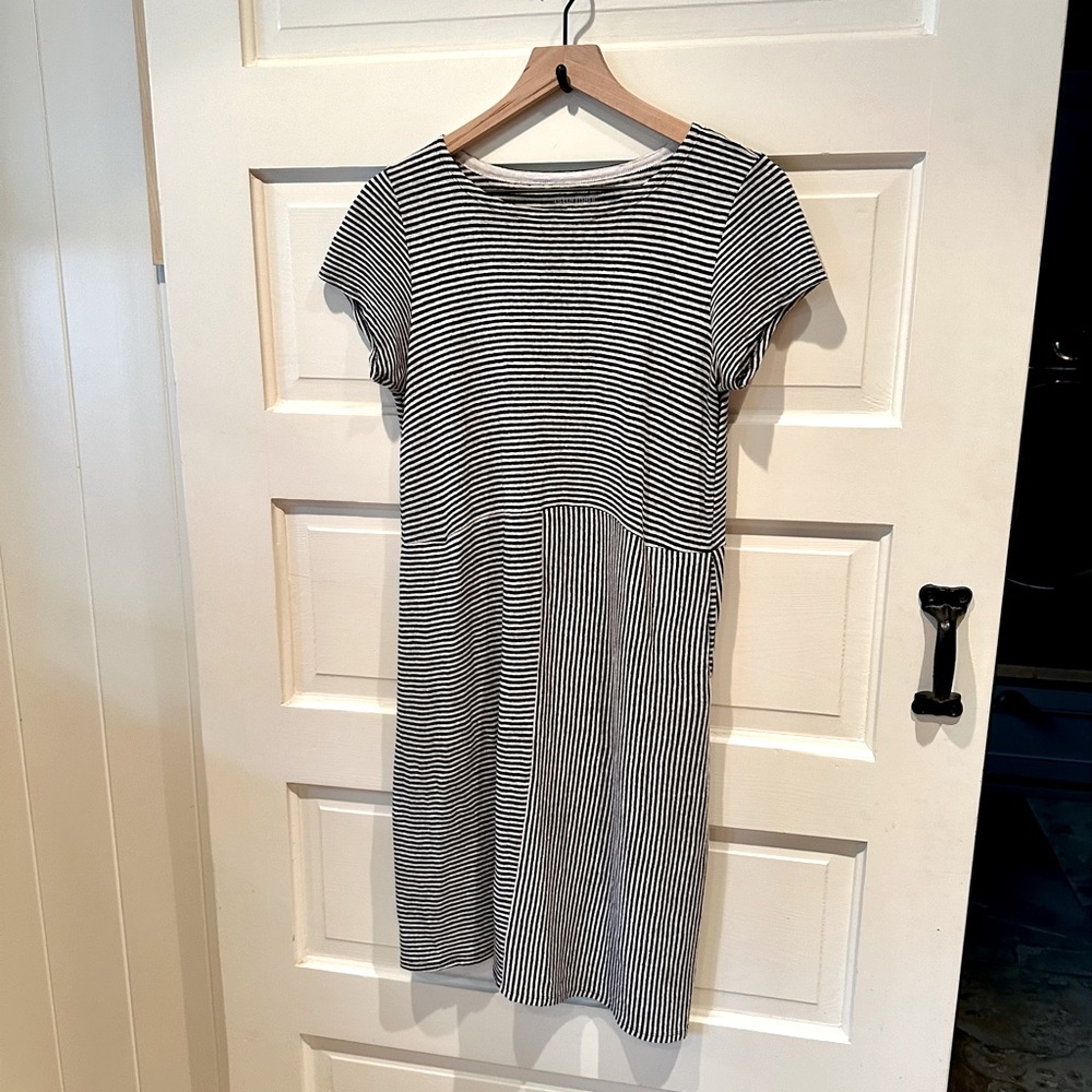 Eileen Fisher striped linen t-shirt dress. Side pockets. Black & white. Size xs